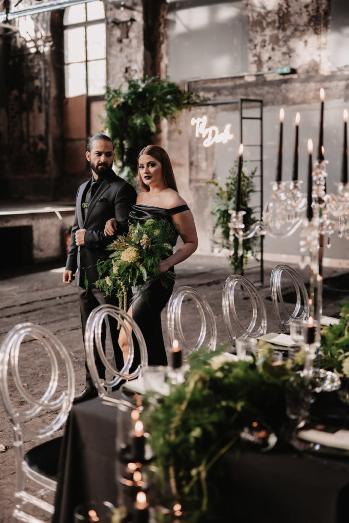 Gothic Hochzeit mit Greenery und Acrylglas