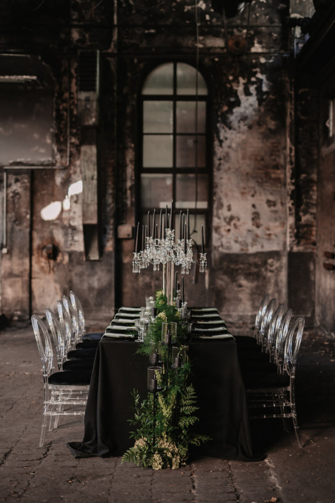Gothic Hochzeit mit modernen Ghost Chairs