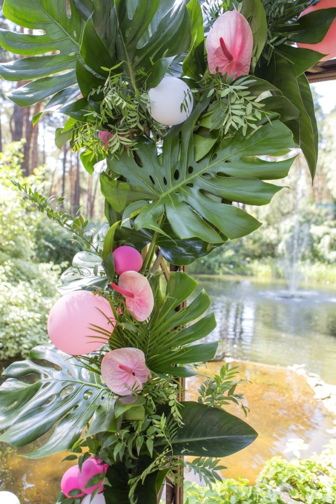 Hochzeit mit Palmblätter und rosa Blüten