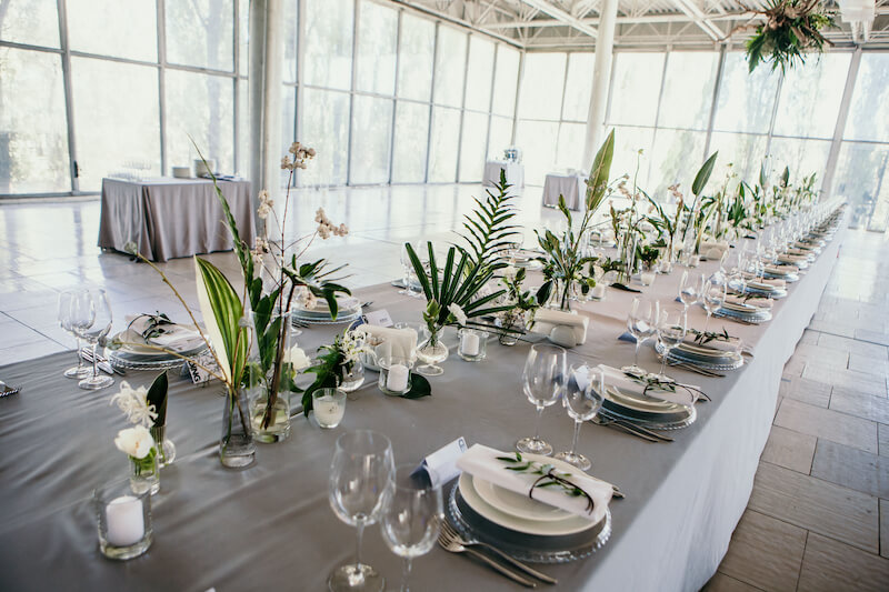 Elegante Hochzeitsdeko nur mit einzelnen Palmblättern