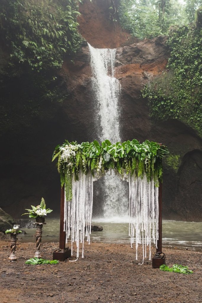 Hochzeit mit Palmblättern und Wasserfall