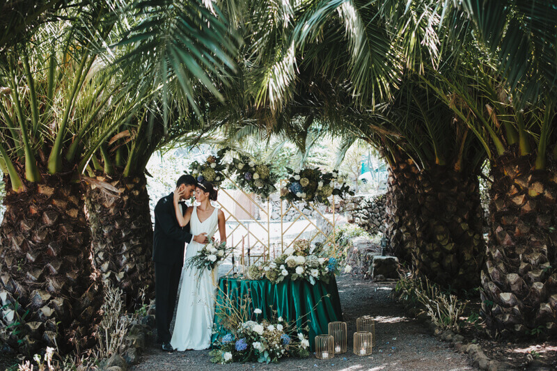 Hochzeit unter Blätterdach der Palmen