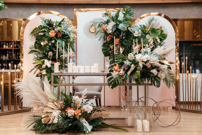 Elegante Hochzeitslounge mit Hochzeitsdeko aus Palmblättern