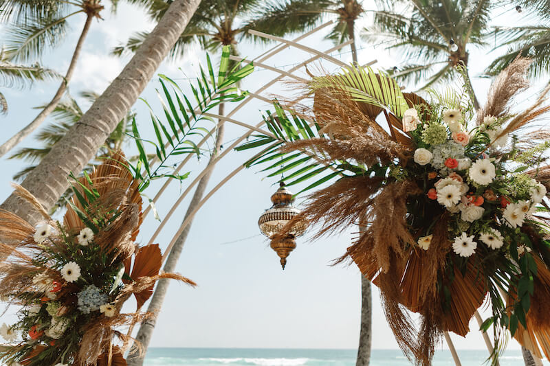 Boho-Hochzeitsbogen in den Tropen