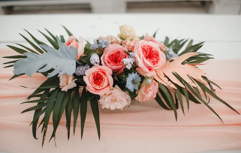 Hochzeit mit Palmblättern und tropischen Blüten