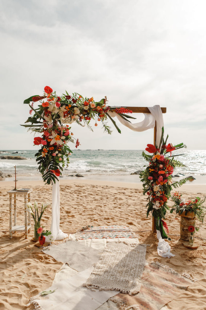 Hochzeit mit Palmblättern und tropischen Blüten