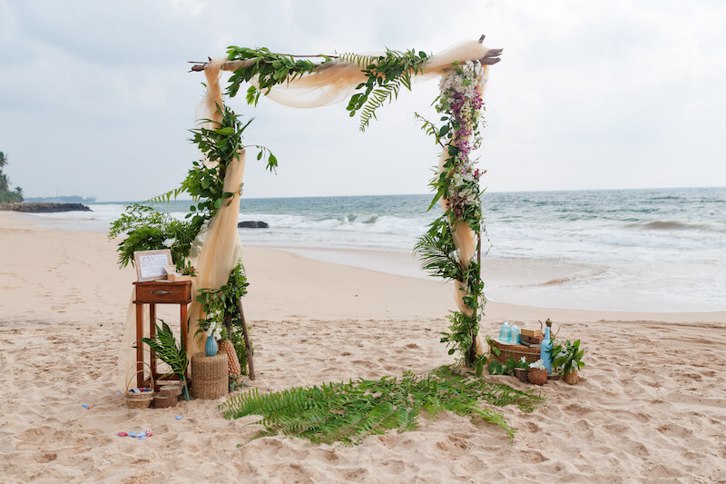 Hochzeit mit Palmblättern am Strand