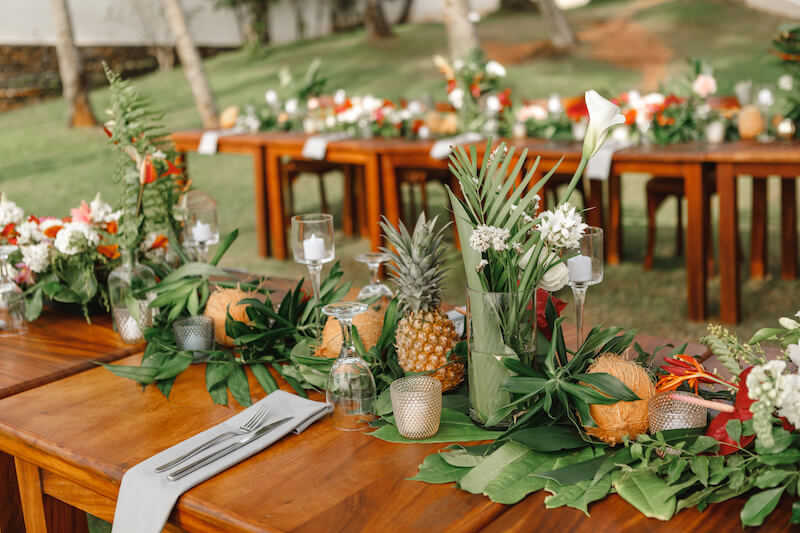 Hochzeitsdeko mit Palmblättern