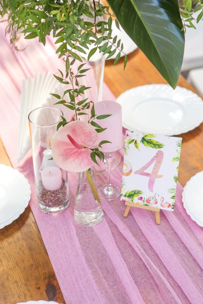 Hochzeit mit Palmblättern und rosa Blüten