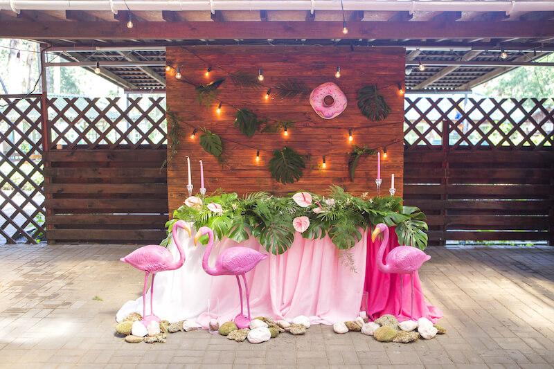 Hochzeit mit Palmblätter nund rosa Blüten