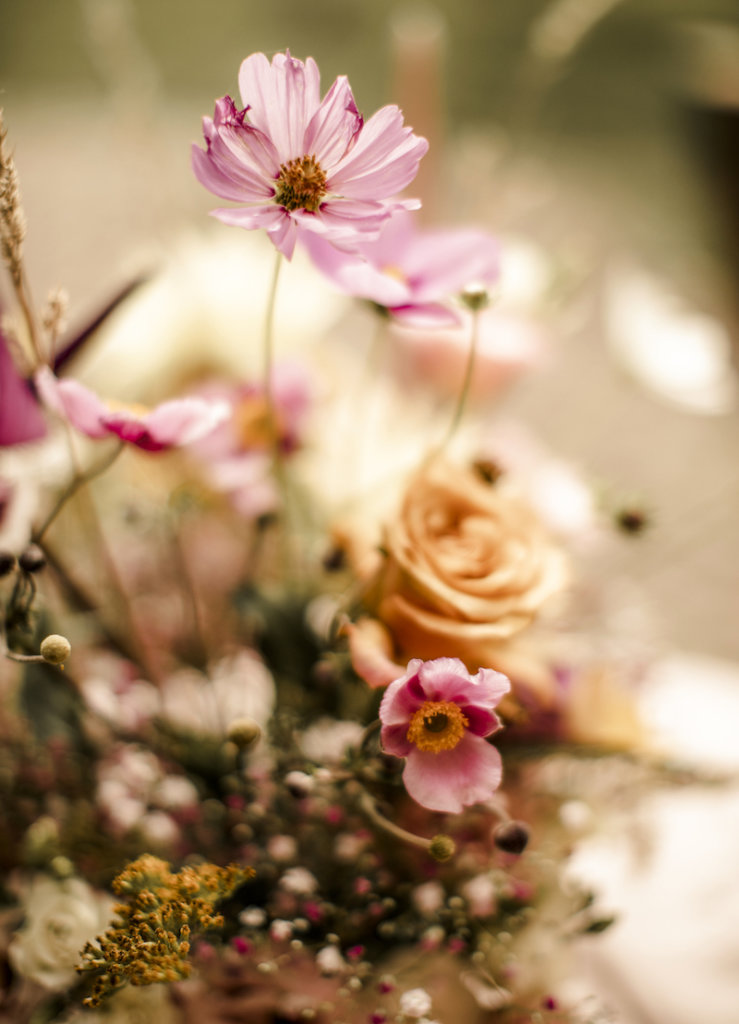Romantische Sommerhochzeit mit zarten Blumenbouquets