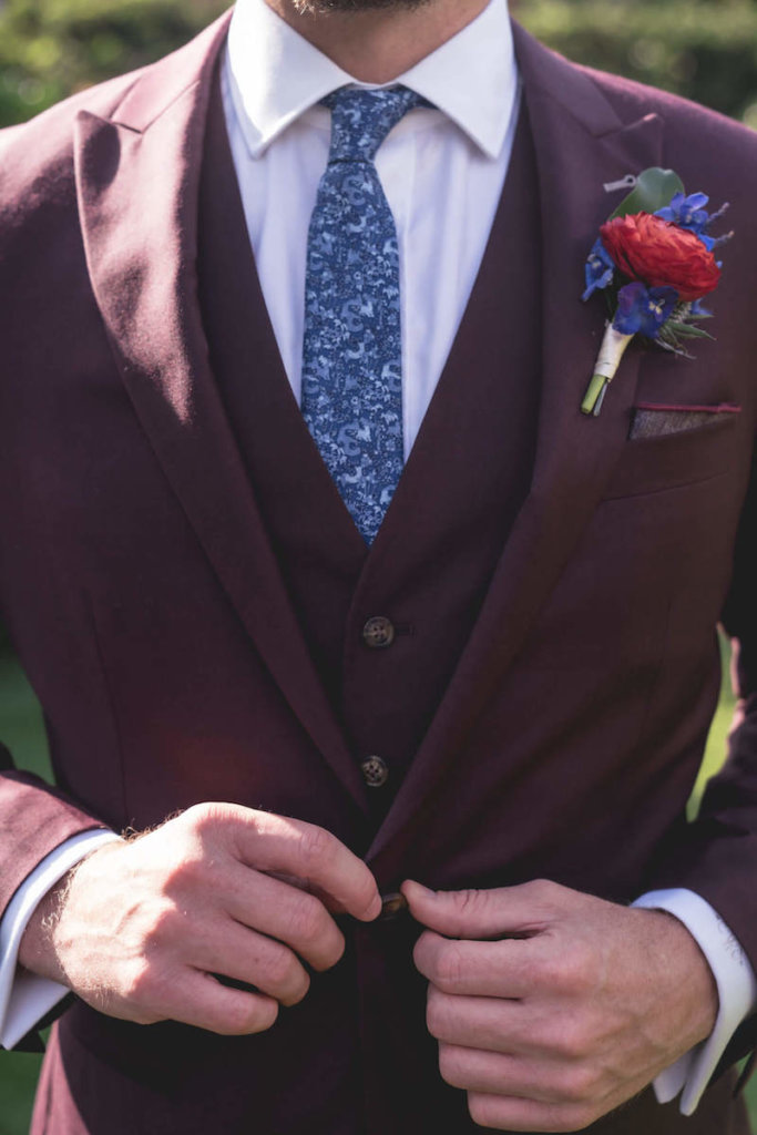 Ein Hochzeitsanzug mit buntem Farbenmix