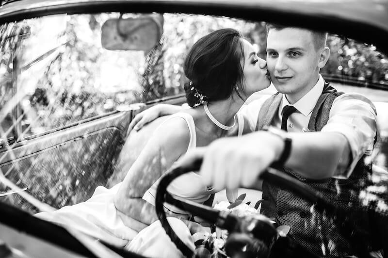 Der Chauffeur für die Hochzeitsfotos mit Brautauto