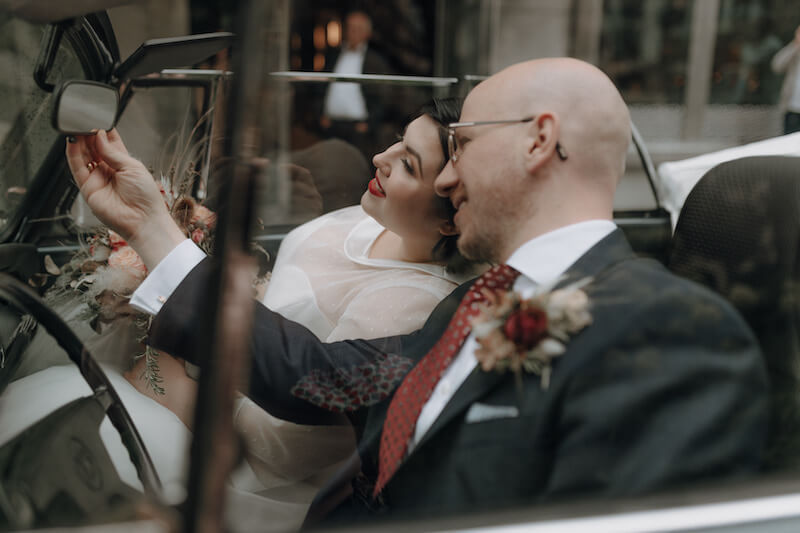 Hochzeitsfotos mit Brautauto und Liebe zum Detail