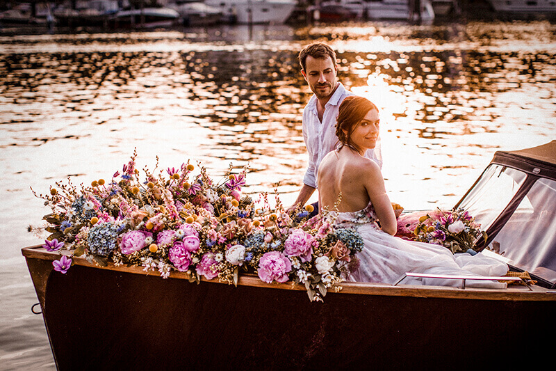 Romantisches Hochzeitsfoto auf dem Boot