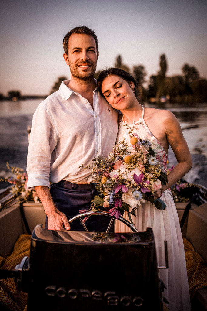 Romantisches Hochzeitsfoto auf dem Boot