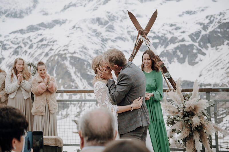 Ski-Hochzeit mit Traubogen aus Skiern