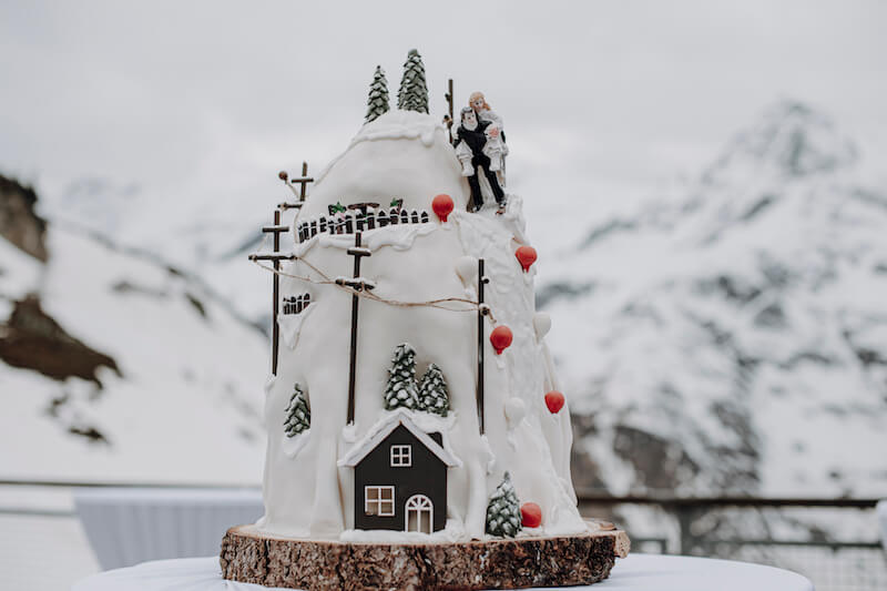 Ski-Hochzeit mit passender Hochzeitstorte