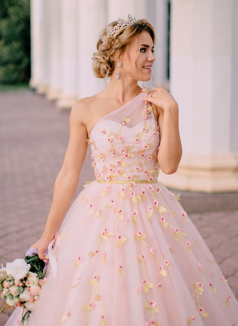 Prinzessinen-Feeling mit ausgefallenem Brautkleid mit Blütenapplikationen