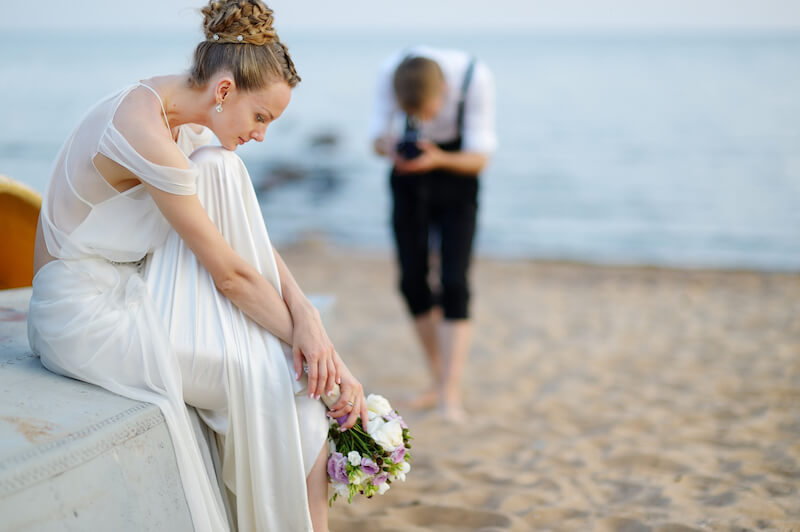 Braut beim Fotoshooting mit dem Hochzeitsfotografen