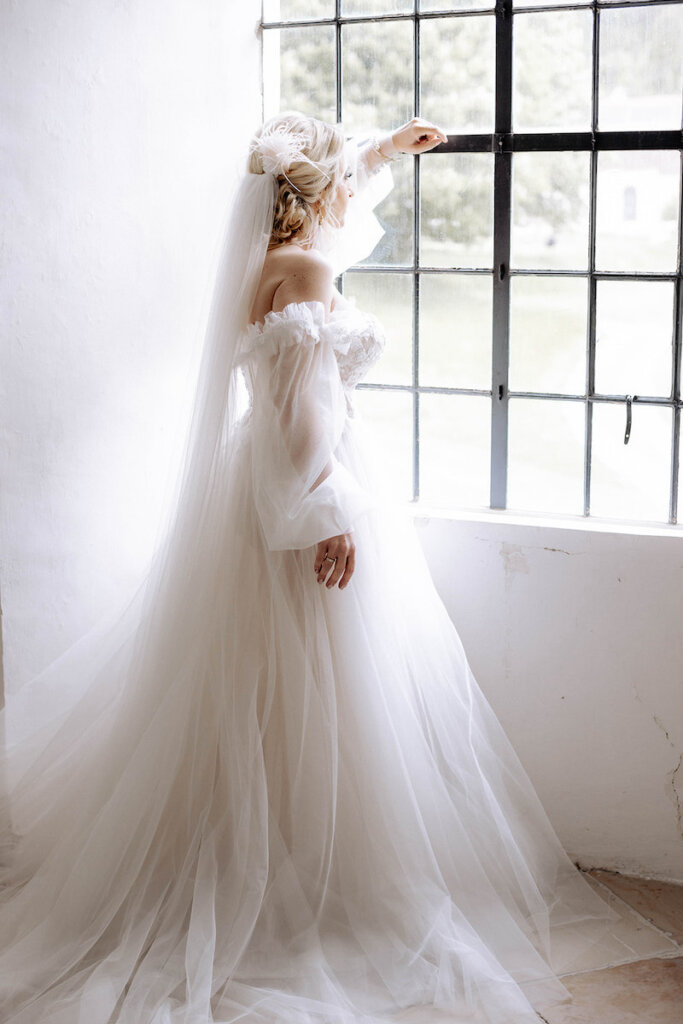 Braut in modernem, verträumten Hochzeitskleid