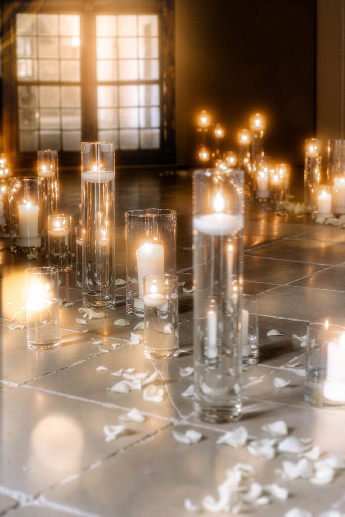 Moderne gläserne Teelichter zur märchenhaften Hochzeit