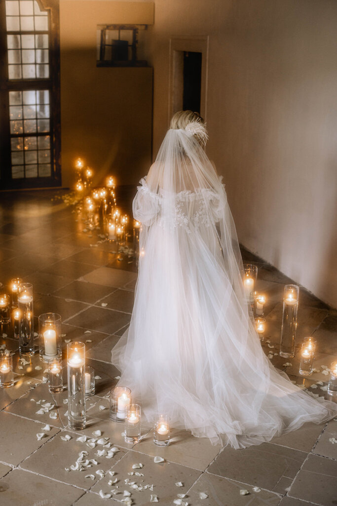 Moderne gläserne Teelichter säumen den Weg der Braut