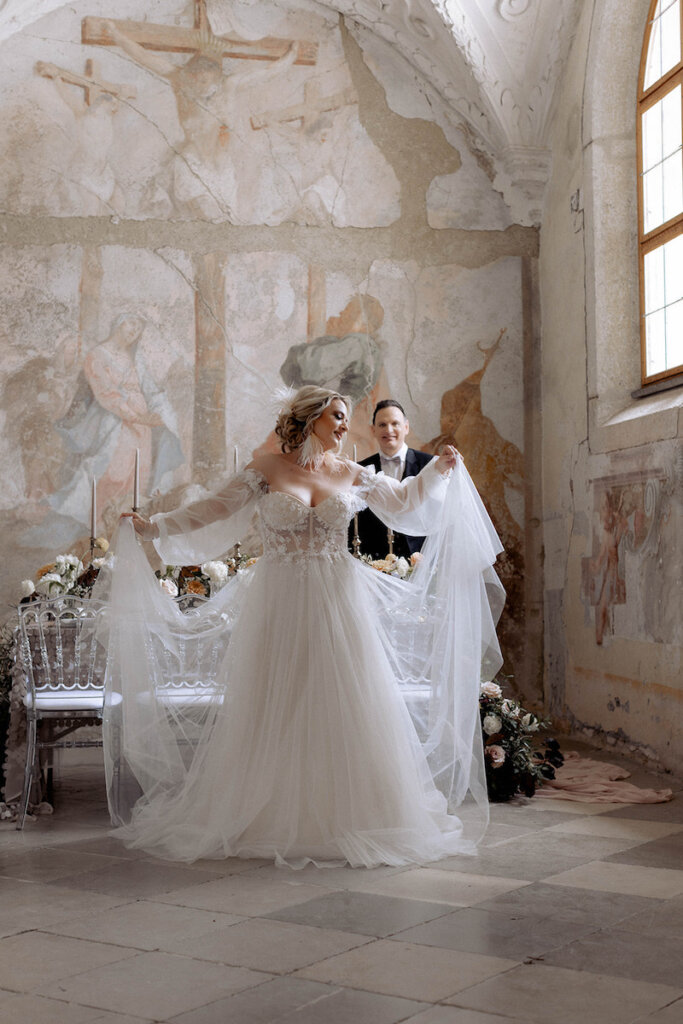 Märchenhafte Hochzeit mit modernem Brautkleid