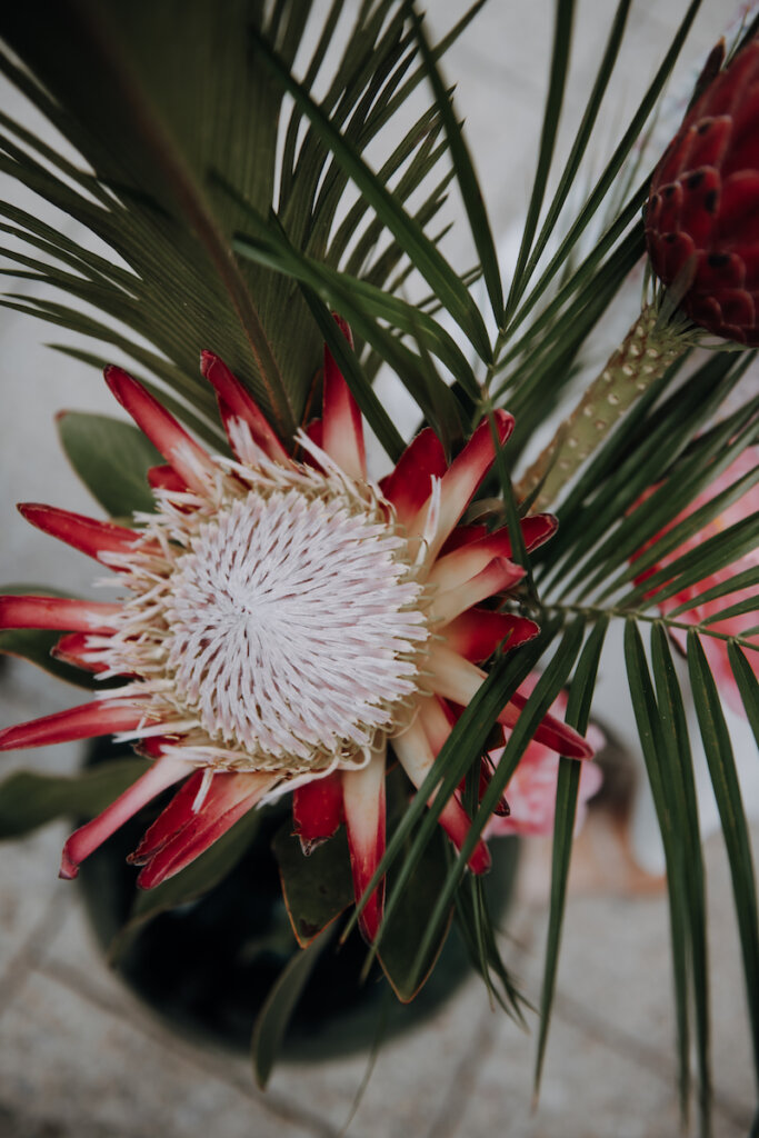 Tropische Blumendeko für Hawaii Hochzeit