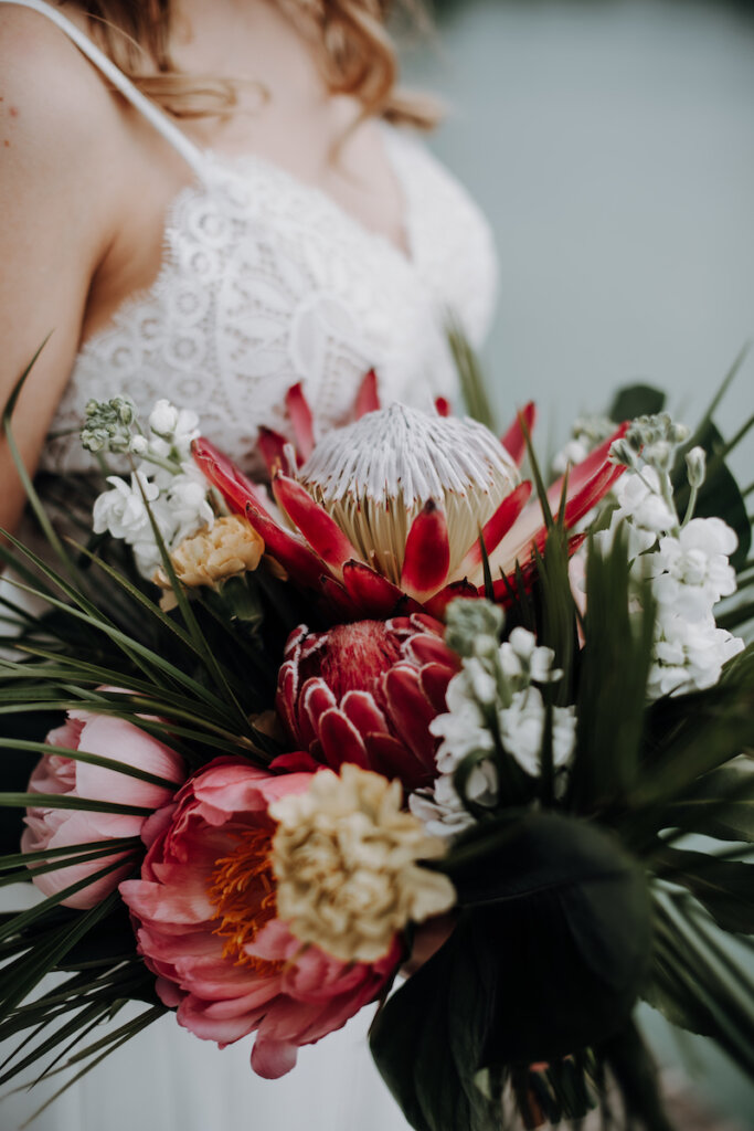 Sommerliches Brautkleid und tropische Blüten für Hawaii Hochzeit