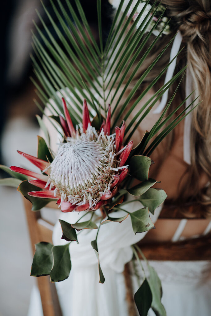 Sommerliches Brautkleid und tropische Blüten für Hawaii Hochzeit