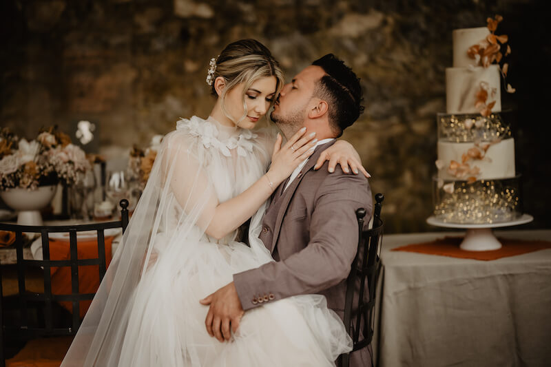 Sommerlich-legeres Brautpaar zur Hochzeit in der Toskana