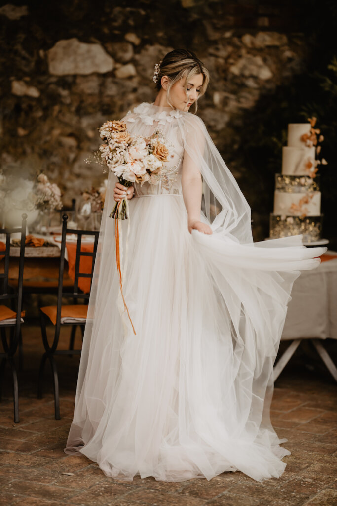 Modernes Brautkleid mit Bustier und viel transparentem Taft