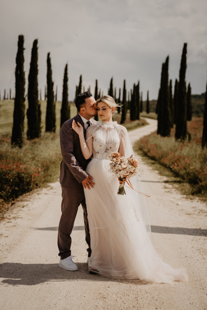 Sommerlich-luftiges Brautkleid für eine Hochzeit in der Toskana