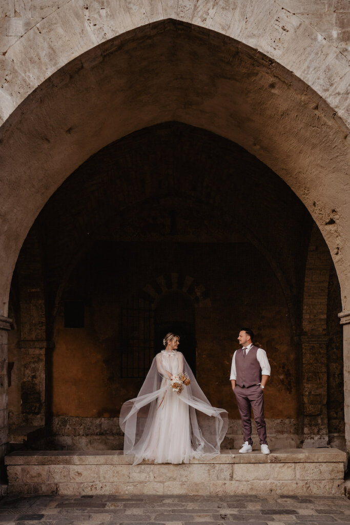Brautpaarfotoshooting vor altehrwürdiger Altstadtkulisse