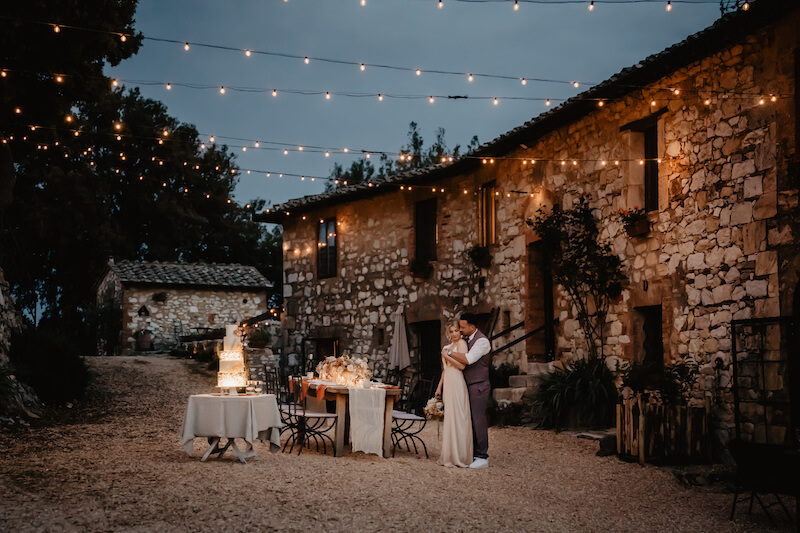 Romantisches Dinnersetting für eine Hochzeit in der Toskana