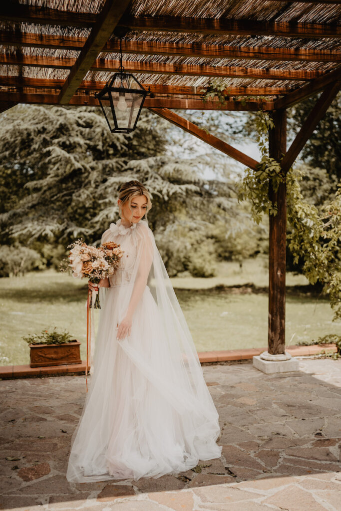 Modernes Brautkleid mit Bustier und viel transparentem Tüll