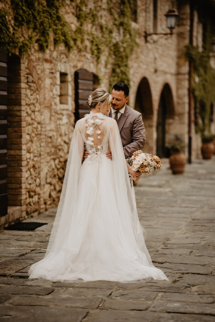 Sommerlich gestyltes Brautpaar zur Hochzeit in der Toskana