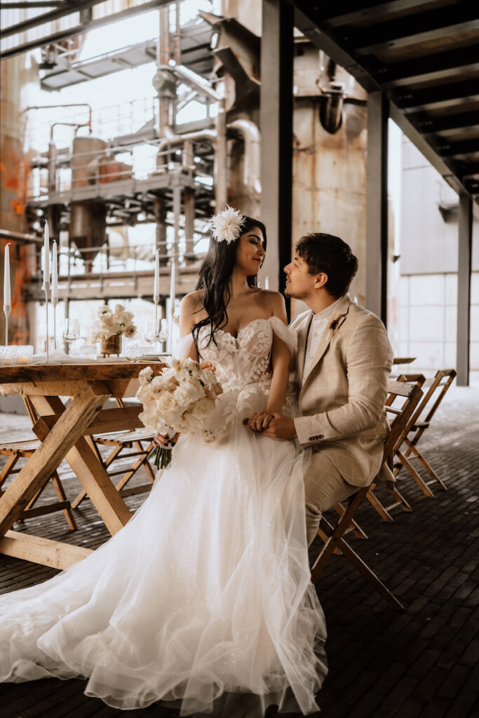 Ein lässig chic gekleidetes Brautpaar bei ihrer Industrial Glamour Wedding