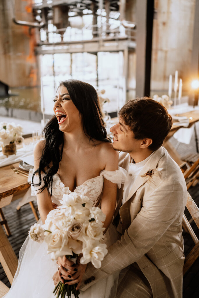 Ein lässig chic gekleidetes Brautpaar bei ihrer Industrial Glamour Wedding