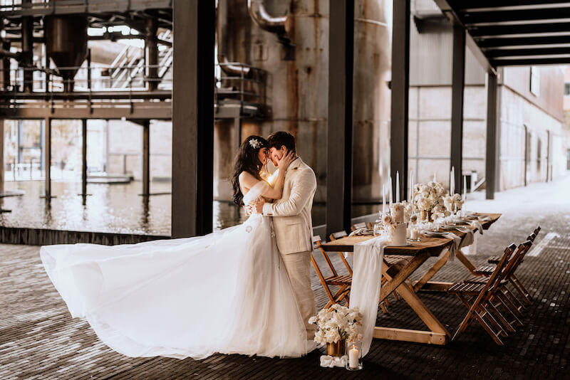 Ein lässig chic gekleidetes Brautpaar im Industriegebäude