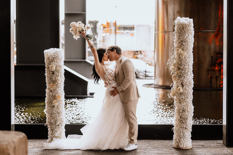 Asymmetrischer Traubogen für eine moderne Industrial Glamour Wedding