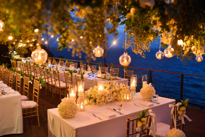 Romantische Lichterdeko für die Hochzeit zu Hause im Garten