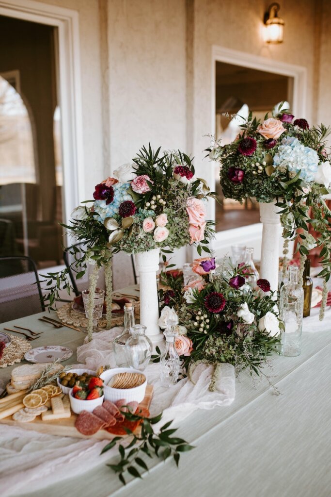 Rustikale Blumendeko auf der Hochzeitstafel
