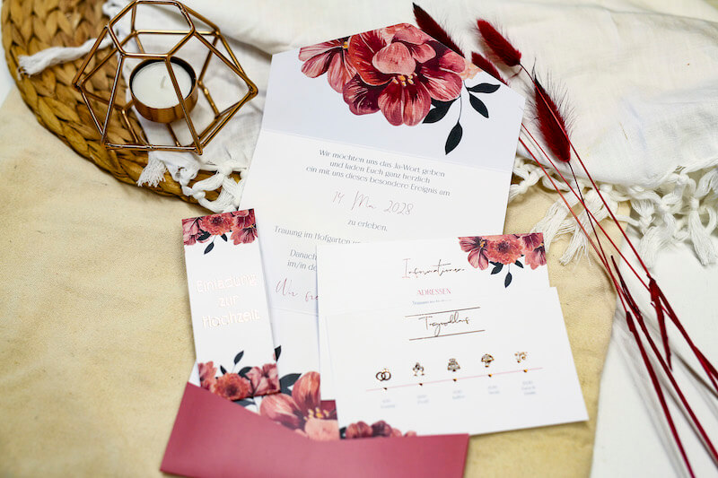 Kreative Hochzeitskarten mit Blütendesign