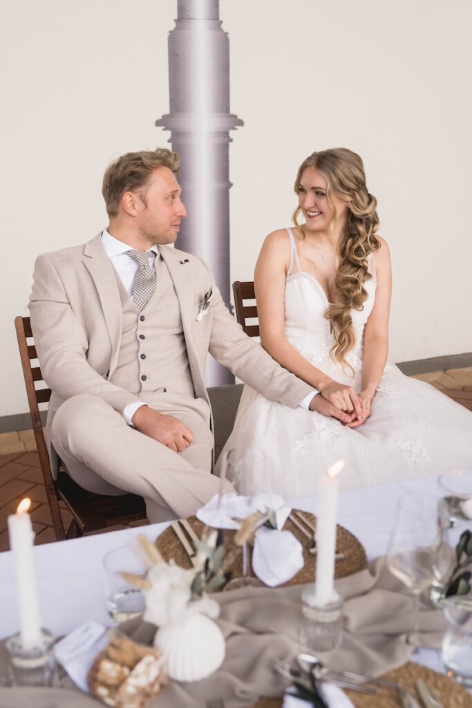 Vintage Brautpaar am Hochzeitstisch