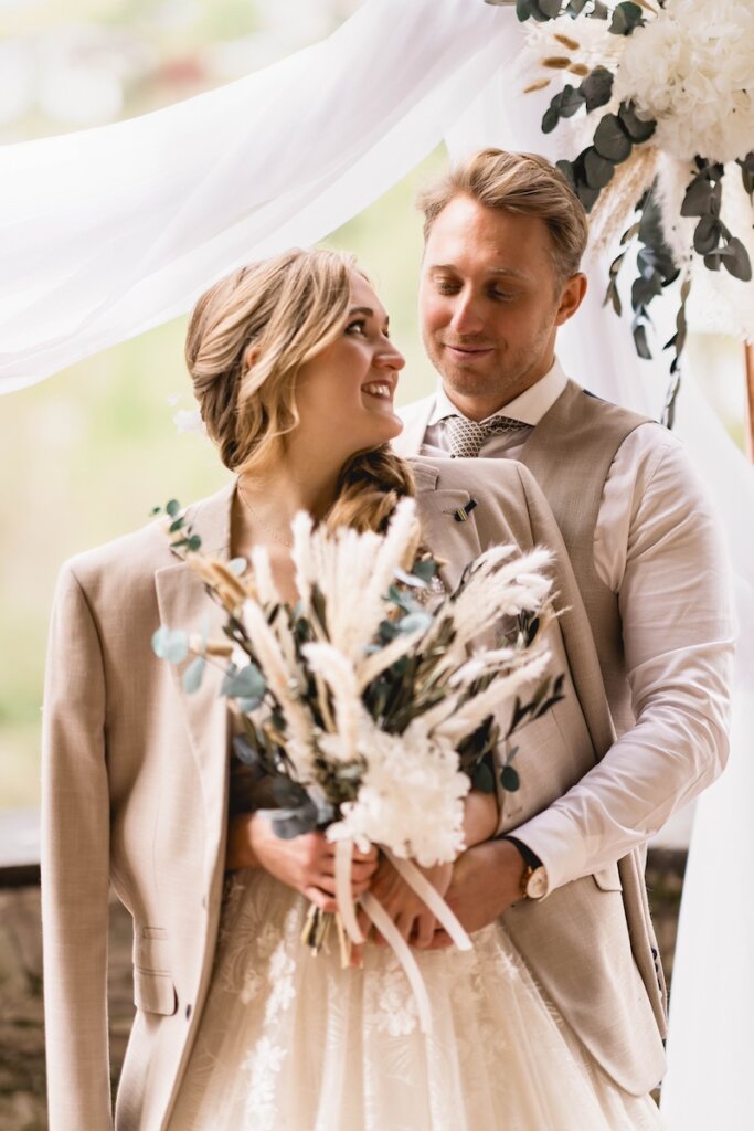 Kuschelfoto zur Hochzeit