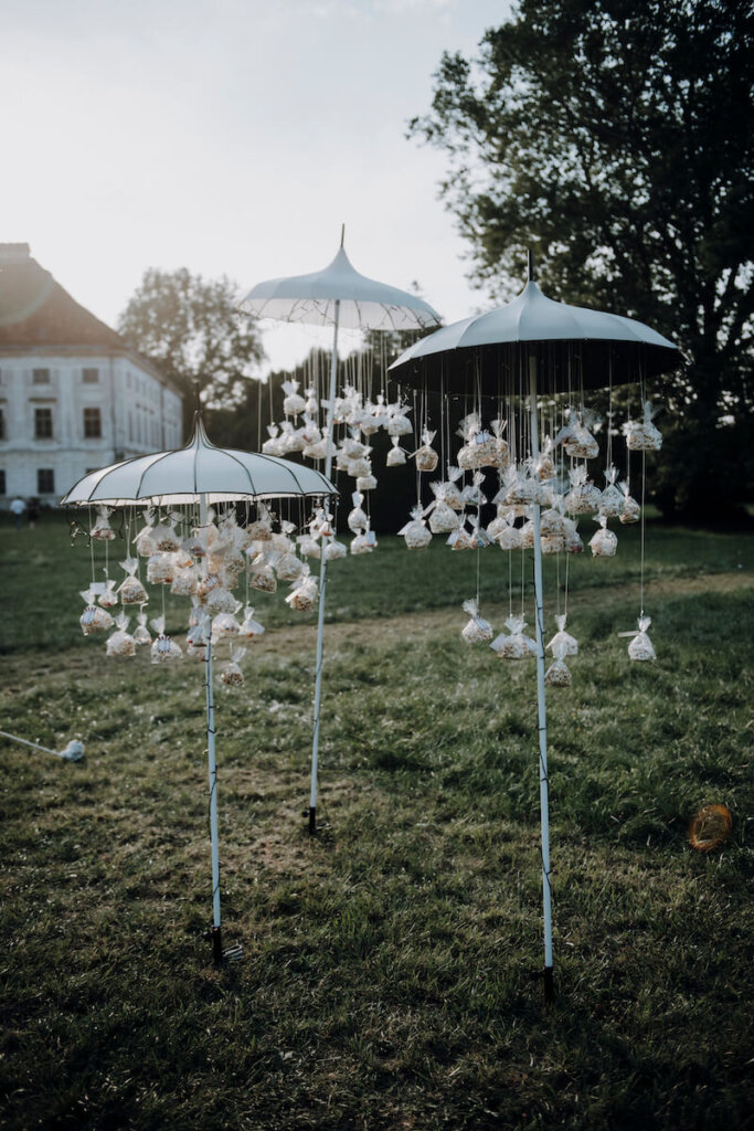 Popcorn-Schirmchen als charmante Hochzeit Idee