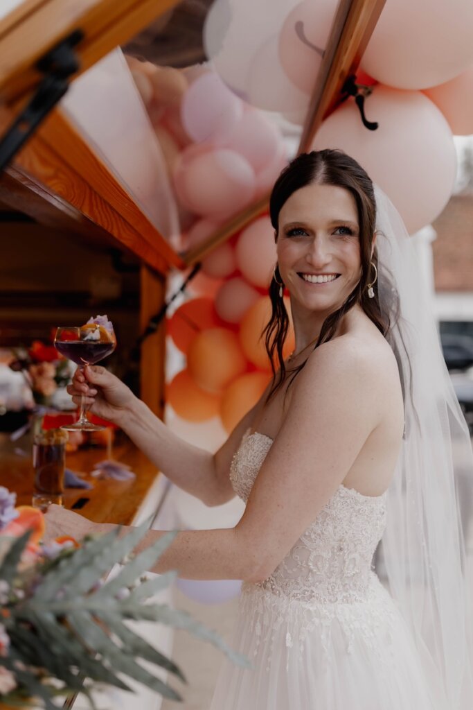 Mobile Bar mit Ballongirlande zur Hochzeit