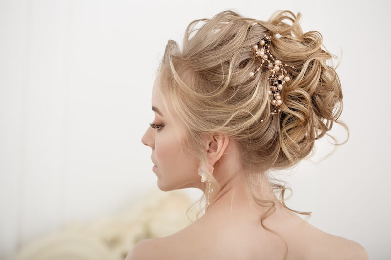 Blonde Haarfarbe mit Strähnen zur Hochzeit